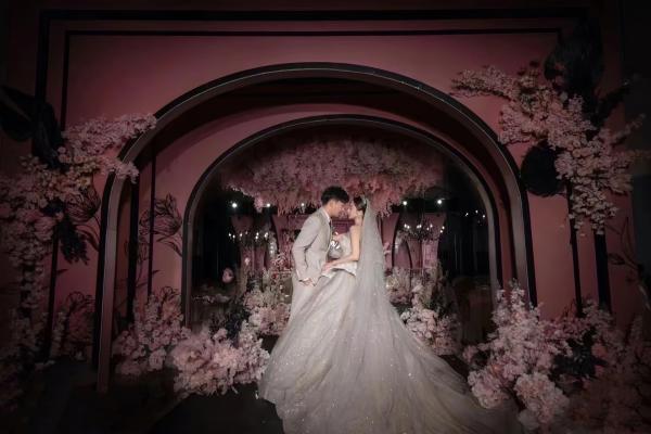 一场粉色为主配色的花园系婚礼无数粉色的鲜花簇拥成一座粉色的花