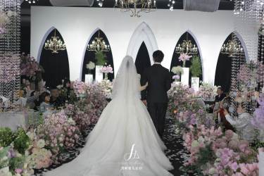 现场是浪漫的韩式风格婚礼，也许大家看腻了精修图，那我们就一起