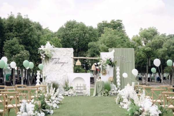 一场精致温柔的白绿户外婚礼干干净净的细节令人超级心动无论是花