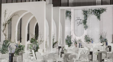 绿色植物恰如其分的溶入到整场韩系白色婚礼中，玻璃，水果，绿植