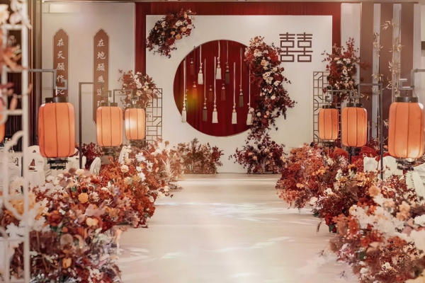一场以红色为主的新中式婚礼布置含蓄雅致的格调和精致氛围相得益