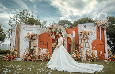 秋色系爱马仕橙色婚礼是深秋时刻有的明色系浪漫化繁为简，与天生