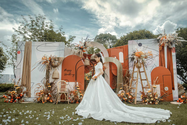秋色系爱马仕橙色婚礼是深秋时刻有的明色系浪漫化繁为简，与天生