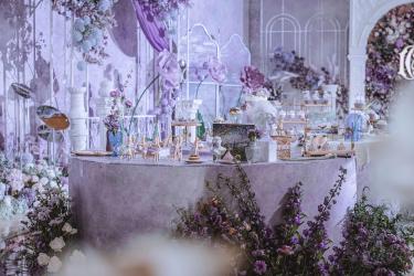 一场用新娘喜爱的紫色打造的现代设计感花园系婚礼整个设计以紫色