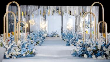 低层高吊顶的浅蓝色室内婚礼，简约清新，底层高的场地布置也可以