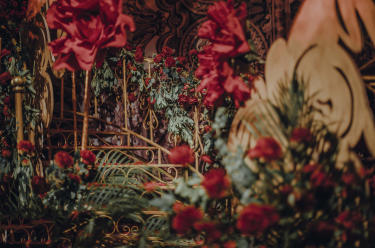 一枚落入凡尘的玫瑰仙子辗转入了复古欧式金殿中。奢华雕刻的金边