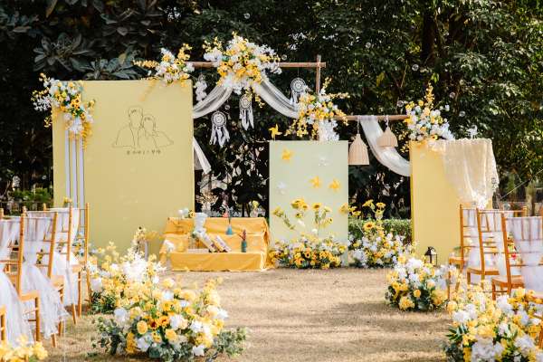 月初丨亮黄色户外草坪婚礼