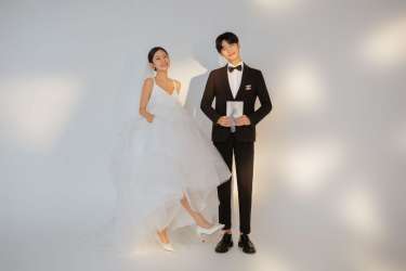 简约韩式丨甜蜜又高级的室内光影婚纱照