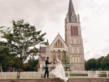拍一组神圣的教堂主题婚纱照
