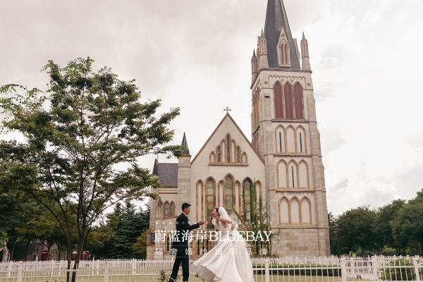 拍一组神圣的教堂主题婚纱照