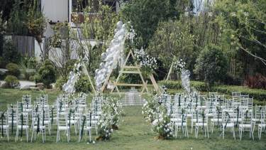 白绿色草坪婚礼