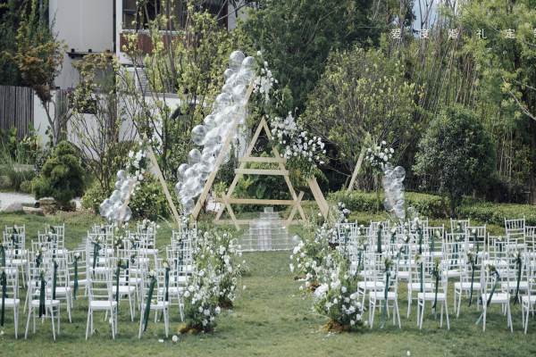 白绿色草坪婚礼