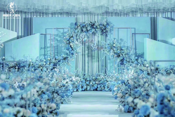 室内蓝色婚礼现场     