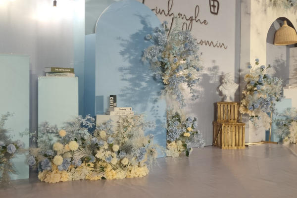 极简风搭配泰式花艺，一场蓝白色系的婚礼