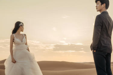 沙漠简约白纱婚纱照