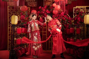 传统中式婚纱照端庄和活力