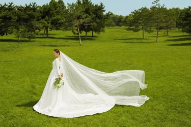 氧气感十足的清新草坪婚纱照 ，美得像幅画