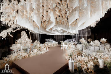香槟白色婚礼，水晶与花艺的融合