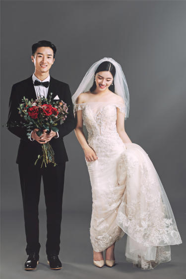 灰色背景韩式婚纱照