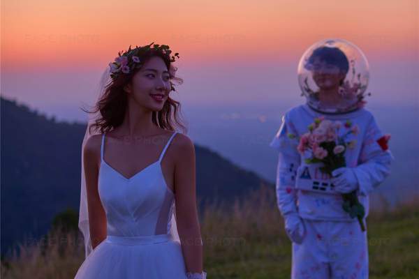 宇航员浪漫夜景婚纱照
