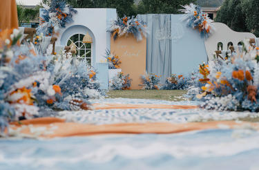 莫兰迪蓝橙撞色户外婚礼