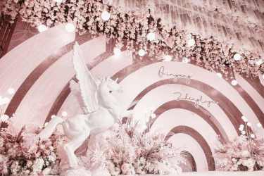 清新通透的粉色水晶婚礼执行宴会厅 金成厅