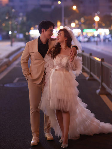 一组时尚的街拍婚纱照，完美GET爱情电影📸海报