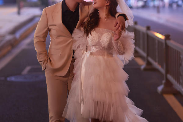 一组时尚的街拍婚纱照，完美GET爱情电影📸海报