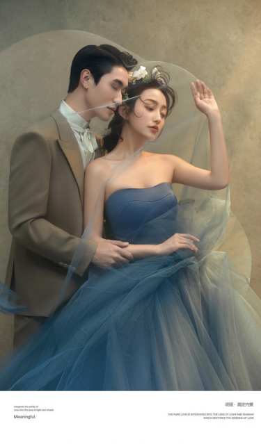 不想跟风❗️室内婚纱照我选择了复古油画风 🍃神秘、纯粹的克莱因蓝 高级的质感，满满高冷度，纯净到没有一点杂质
