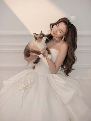 和可爱的猫咪一起拍婚纱照❗真的好有爱呀