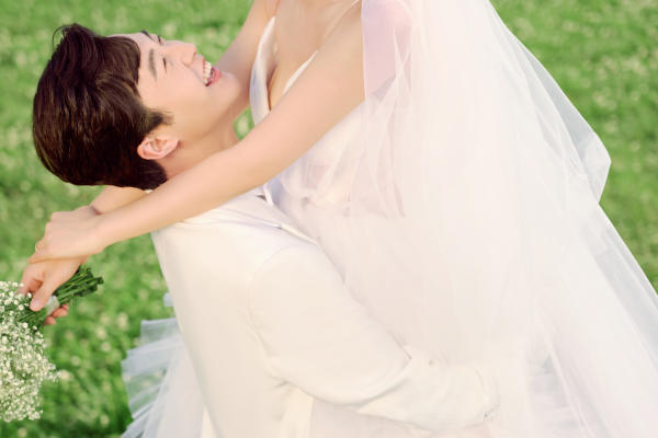 【岸芷汀兰婚纱摄影】一定不能错过的森系草坪婚纱照