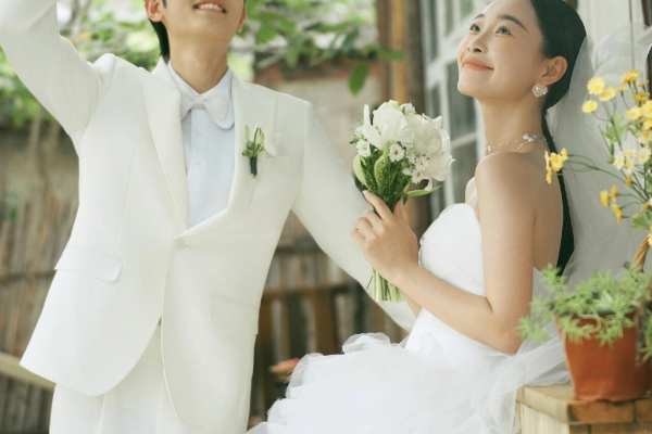 拍到了心心念念的森系婚纱照，好喜欢💕 被仙气飘飘的韩式森系婚纱照美到～ 轻盈活泼的少女感满分💯 看了好多遍！还是好让人心动💓