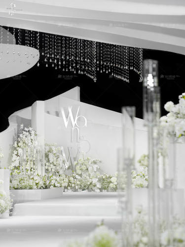 出白色系天花板，纯净有高级的秀场风婚礼