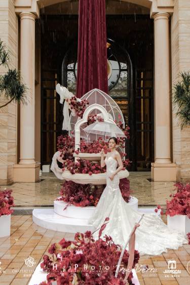 红玫瑰园主题户外婚礼布置