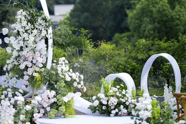 紫金山里的超级纯粹的白绿户外婚礼